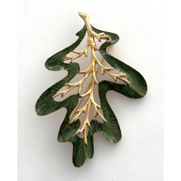 Vintage Sarah Coventry Oak Leaf Brooch Pin Gold Tone Green Enamel Nature - Picture 1 of 4
